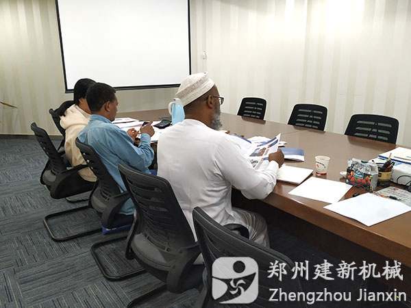 埃塞俄比亞客戶(hù)到鄭州建新機(jī)械參觀(guān)訪(fǎng)問(wèn)